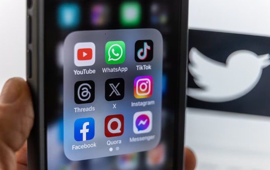 Miles de adolescentes australianos quedan sin acceso a sus cuentas en redes tras nueva ley - AlbertoNews