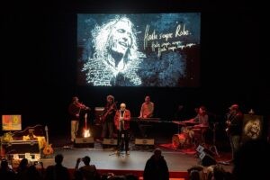 Miles de fans llegados de todo el país despiden a Robe Iniesta en el Palacio de Congresos de Plasencia | europapress.es