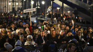 Miles de húngaros piden la dimisión de Orbán tras un escándalo de abuso a menores | elperiodico.com