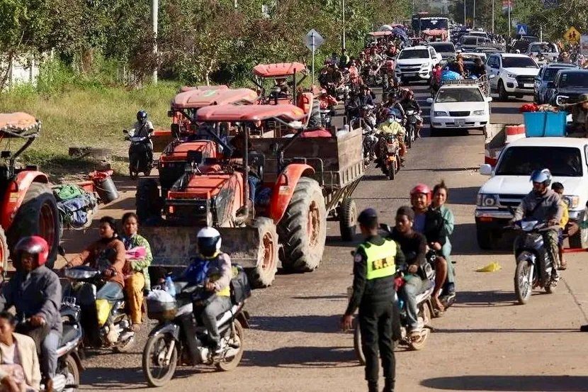 Miles de personas huyen de la frontera mientras continúan los combates entre Tailandia y Camboya