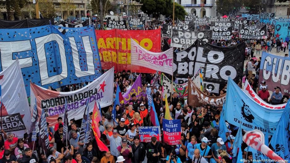Miles protestan en Argentina contra reforma laboral de Milei – DW – 19/12/2025