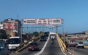 Motorizados tienen prohibido circular por elevados