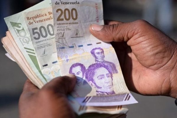 "Mucha gente, pero pocas ventas": Los venezolanos están preocupados por la economía navideña