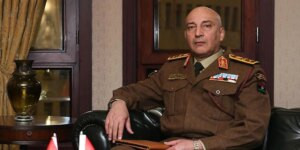 Muere el jefe del Ejército de Libia tras estrellarse el avión en el que viajaba