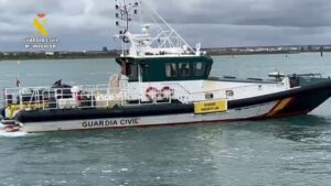 Muere una de las personas rescatadas tras sufrir un golpe de mar por oleaje en Los Gigantes (Tenerife) | europapress.es