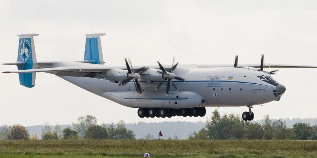 Mueren siete personas al estrellarse un avión militar ruso An-22 al este del país