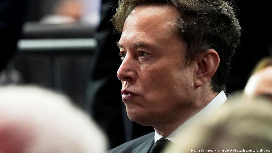 Musk dice que la UE "debería ser abolida" tras multa a X – DW – 08/12/2025