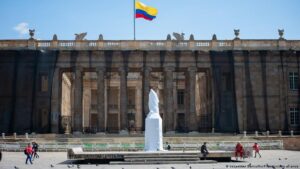 Naufraga nueva propuesta de reforma tributaria de Petro – DW – 10/12/2025
