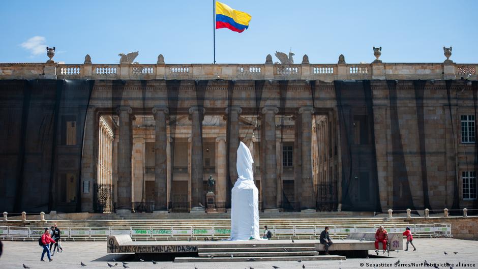 Naufraga nueva propuesta de reforma tributaria de Petro – DW – 10/12/2025