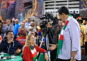 Nicolás Maduro sacó a «Cilita» a bailar tras su cena navideña para fingir normalidad