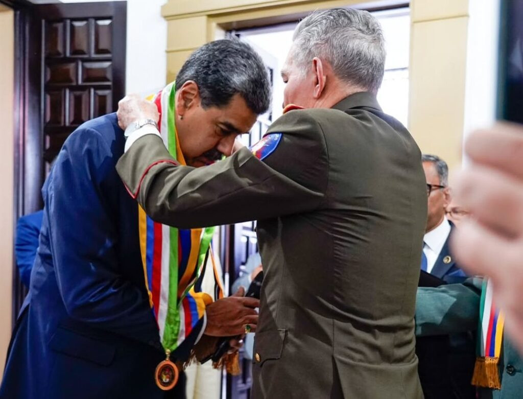 Nicolás Maduro se autoconcede premio para sacarse la espinita por el Nobel a María Corina Machado