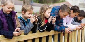 Nuevo estudio revela que niños con teléfonos inteligentes corren mayor riesgo de sufrir problemas de salud