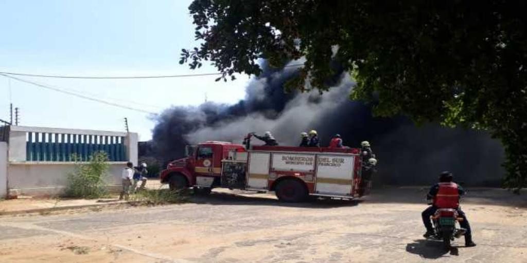 Nuevo incendio afecta galpón de camaronera Disprolago en zona industrial de San Francisco