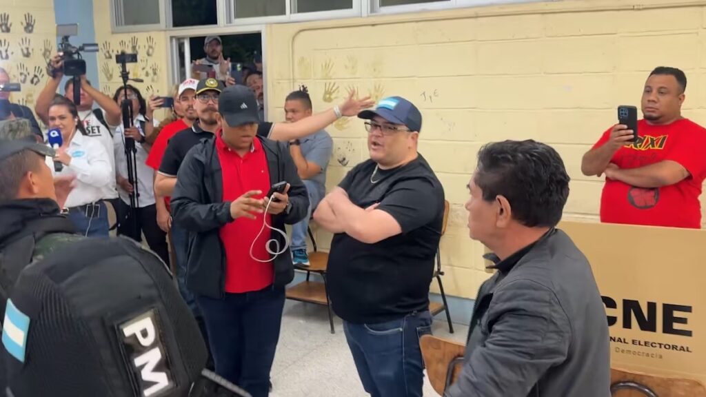 Observadores internacionales fueron expulsados de un centro de votación en Honduras por colectivos afines al partido oficialista - AlbertoNews