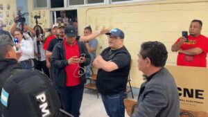 Observadores internacionales fueron expulsados de un centro de votación en Honduras por colectivos afines al partido oficialista – AlbertoNews