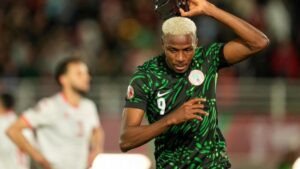 Osimhen le dedica un gol al línea y Nigeria sufre… pero ya está en octavos