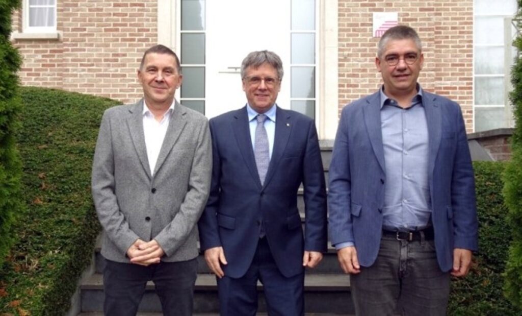 Otegi y Puigdemont apuestan por la colaboración entre las "naciones" vasca y catalana en una reunión en Waterloo