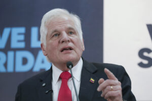 Padre de senador asesinado Uribe Turbay confirma salida de carrera presidencial colombiana