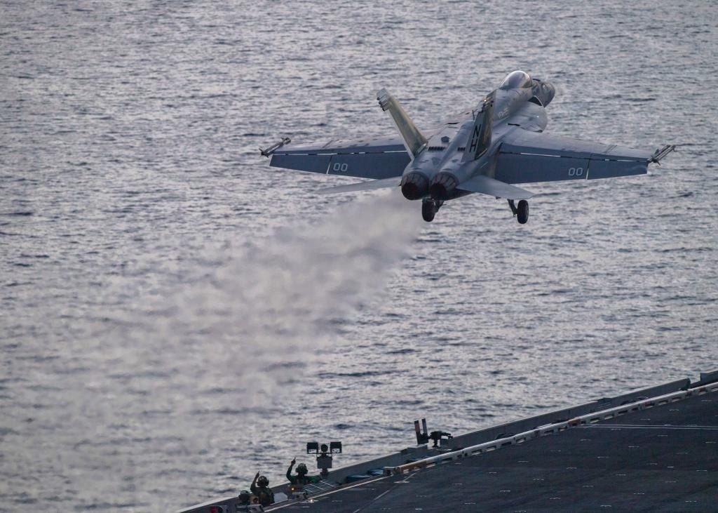 Padrino López cree que sobrevuelos de F-18 de EEUU cerca de espacio aéreo venezolano son un intento de intimidación