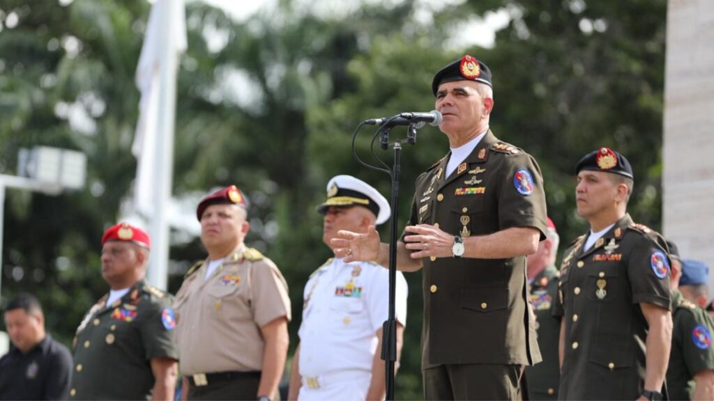 Padrino López dice que la determinación de Venezuela para luchar por la libertad está reforzada "con armas"