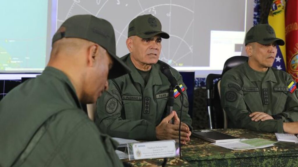 Padrino López malandreó a EEUU y dijo que el chavismo está "alzado" ante cerco militar en el Caribe
