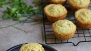 Pandorini (o magdalenas) salados de parmesano y guisantes