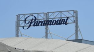 Paramount lanza una OPA hostil de 108 mil 400 millones por Warner Bros