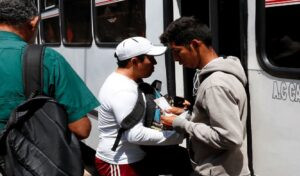 Pasaje urbano en Caracas aumentó sin aviso y los transportistas presionan por anclarlo al dólar BCV