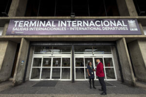 Pasajeros pagan altos costos y deben hacer más conexiones tras el aislamiento aéreo impuesto a Venezuela – AlbertoNews