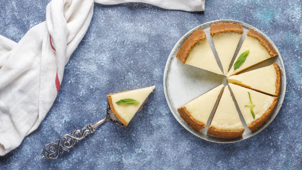 Pastel de yogur, una receta económica que se hace con solo 4 ingredientes