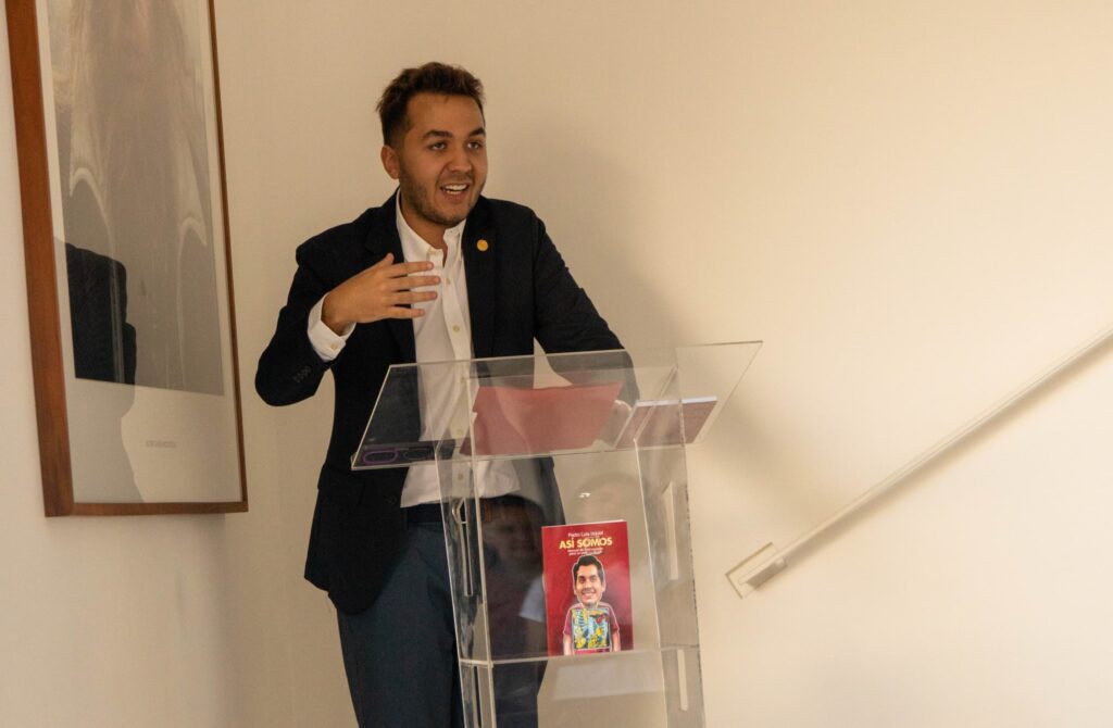 Pedro Luis Izquiel debutó con "Así Somos", una radiografía en crónica del país