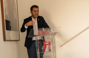 Pedro Luis Izquiel debutó con «Así Somos», una radiografía en crónica del país