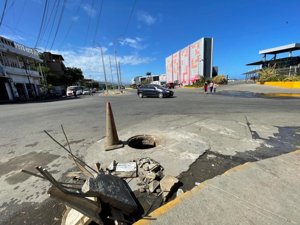 Peligro latente por tanquilla eléctrica sin tapa