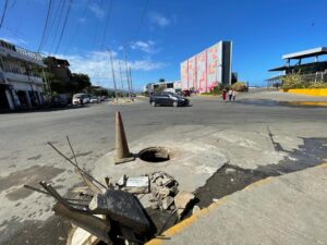 Peligro latente por tanquilla eléctrica sin tapa