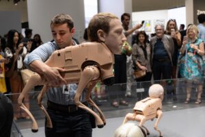 Perros robóticos con rostros de Musk, Bezos y Picasso acaparan la atención en Art Basel