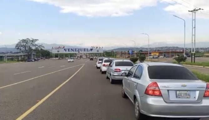 Persisten largas filas en el sellado de Tienditas – Diario La Nación