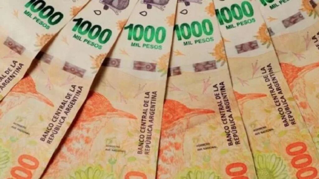 Peso argentino se debilita tras anuncio de ampliación en la banda de flotación