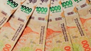 Peso argentino se debilita tras anuncio de ampliación en la banda de flotación