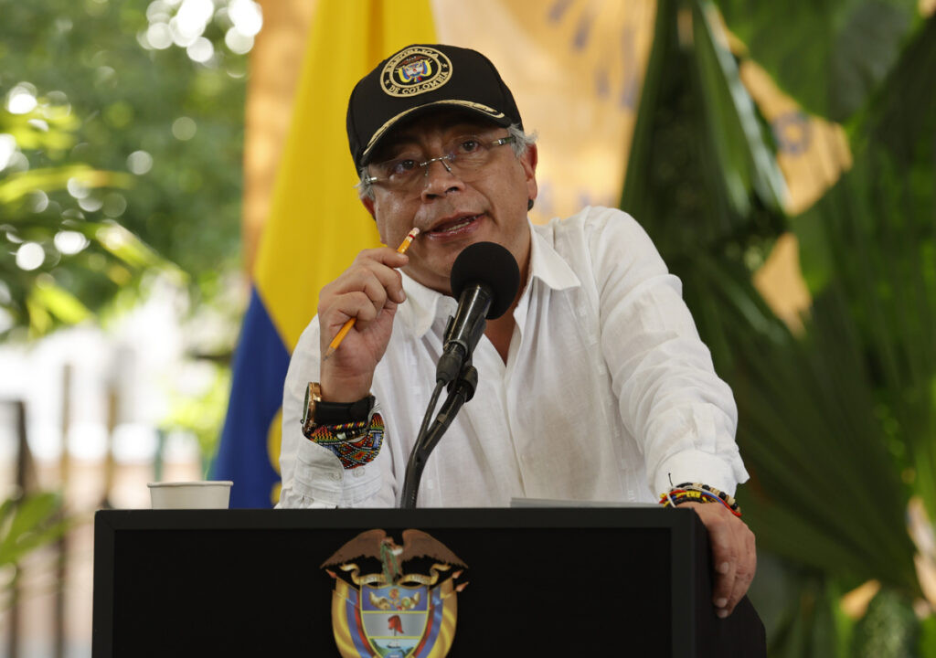Petro: Maduro no tiene que dar órdenes a los militares colombianos