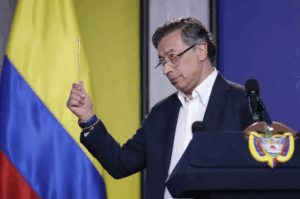 Petro dice que no es testaferro de Maduro