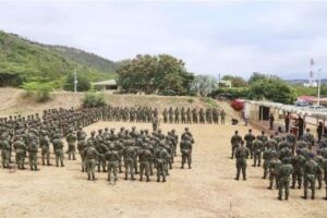 Petro ordena atacar a la guerrilla del ELN que impuso a la población un paro armado