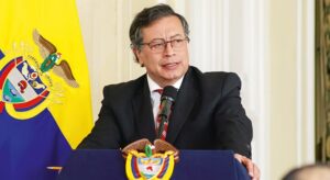 Petro pide a militares defender la «soberanía con la vida»