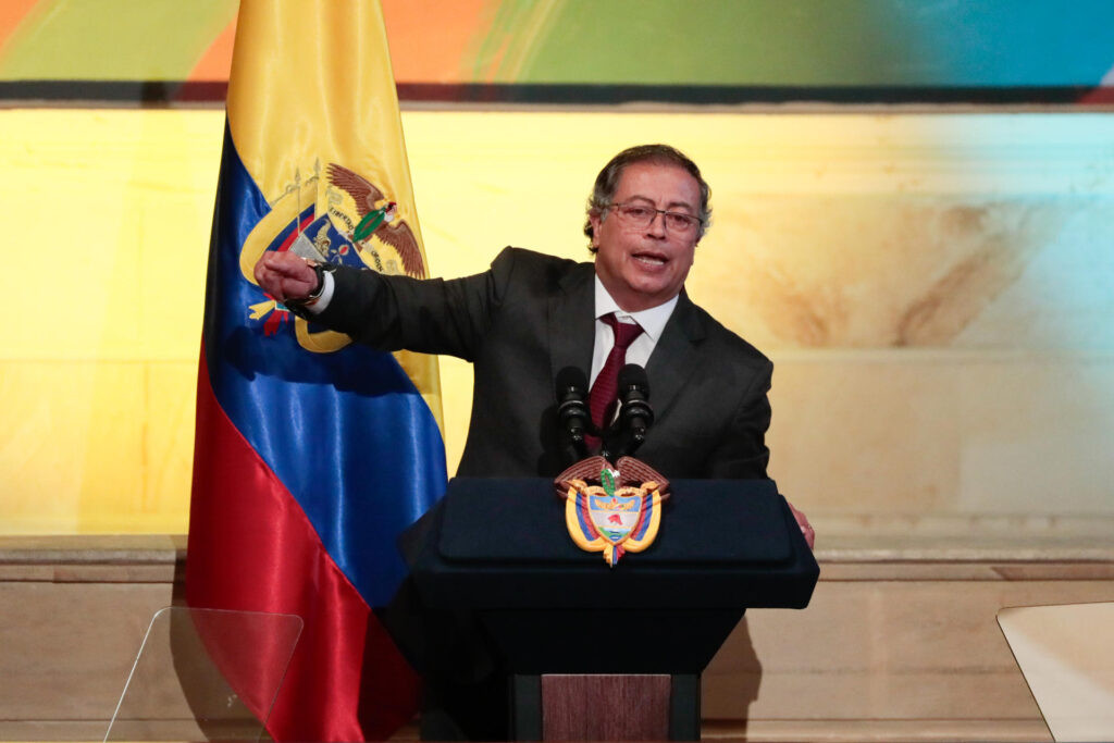 Petro pide libertad para presos políticos en Venezuela
