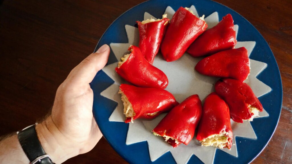 Pimientos de piquillo rellenos con huevo y atún, una idea de entrante barata para tu comida de Año Nuevo