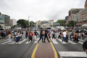 Población venezolana envejece aceleradamente por efecto de la migración, advirtió la Ucab