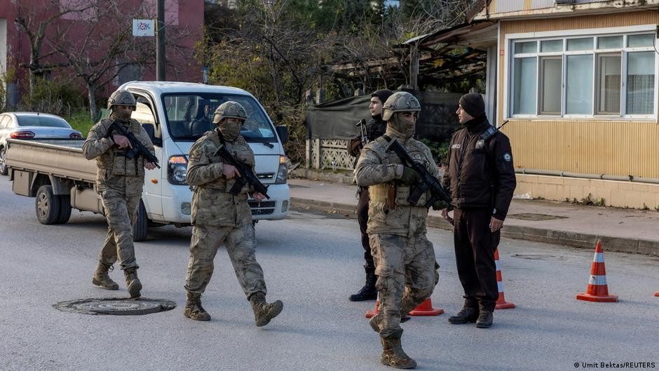 Policías turcos se enfrentan a terroristas del EI – DW – 29/12/2025