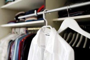 Por qué la ropa guardada en el armario huele mal