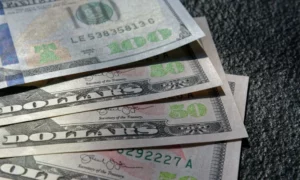 Precio del dólar del 17 de diciembre da otro salto de casi 3 Bs
