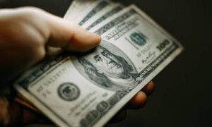 Precio del dólar del 2 de enero de 2026 pasa barrera de los 300 Bs