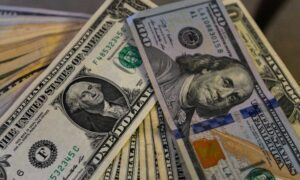 Precio del dólar del 30 diciembre a menos de dos Bs de los 300